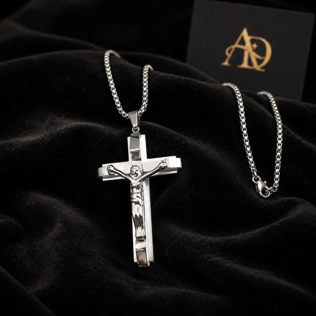 Colgante Crucifijo Aureo — Acero Inoxidable — Modelo A · Box · Plateado